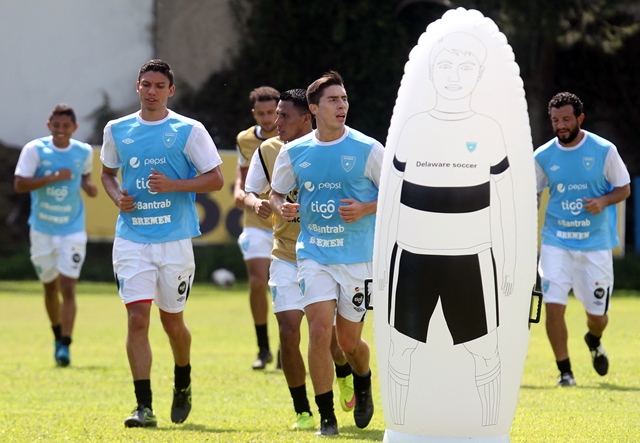 Carlos Gallardo (izquierda) durante el entrenamiento de este viernes. (Fotografía Edwin Fajardo)