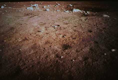 Una imagen de la superficie de la Luna tomada por la cámara de a bordo de la sonda lunar Chang'e-3. (Foto Prensa Libre: AP)