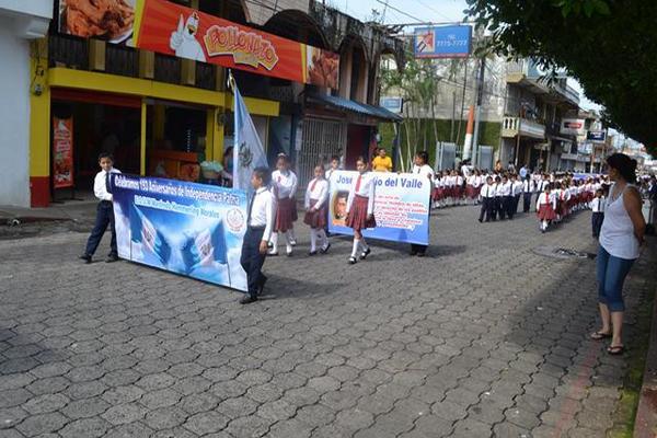 Estudiantes de la Escuela Oficial Urbana Mixta Manfredo Hemmerling Morales efectúan caminata en Coatepeque, Quetzaltenango. (Foto Prensa Libre: Édgar Girón)