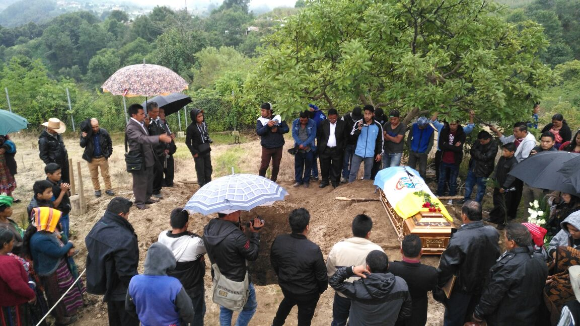 Familiares amigos y medios de comunicación asistieron al sepelio que se llevó a cabo a las 14 horas en el cementerio de Santa Lucía Utatlán. (Foto Prensa Libre: Ángel Julajuj)
