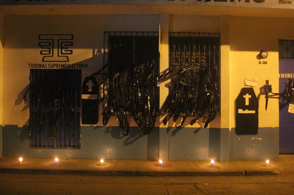 Moñas y veladoras furon colocadas frente a sede del TSE. (Foto Prensa Libre: Melvin Sandoval)