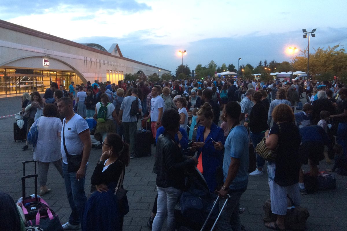 Decenas de personas son evacuadas de la estación ferroviaria cerca de Disneyland París. (Foto Prensa Libre: AP).