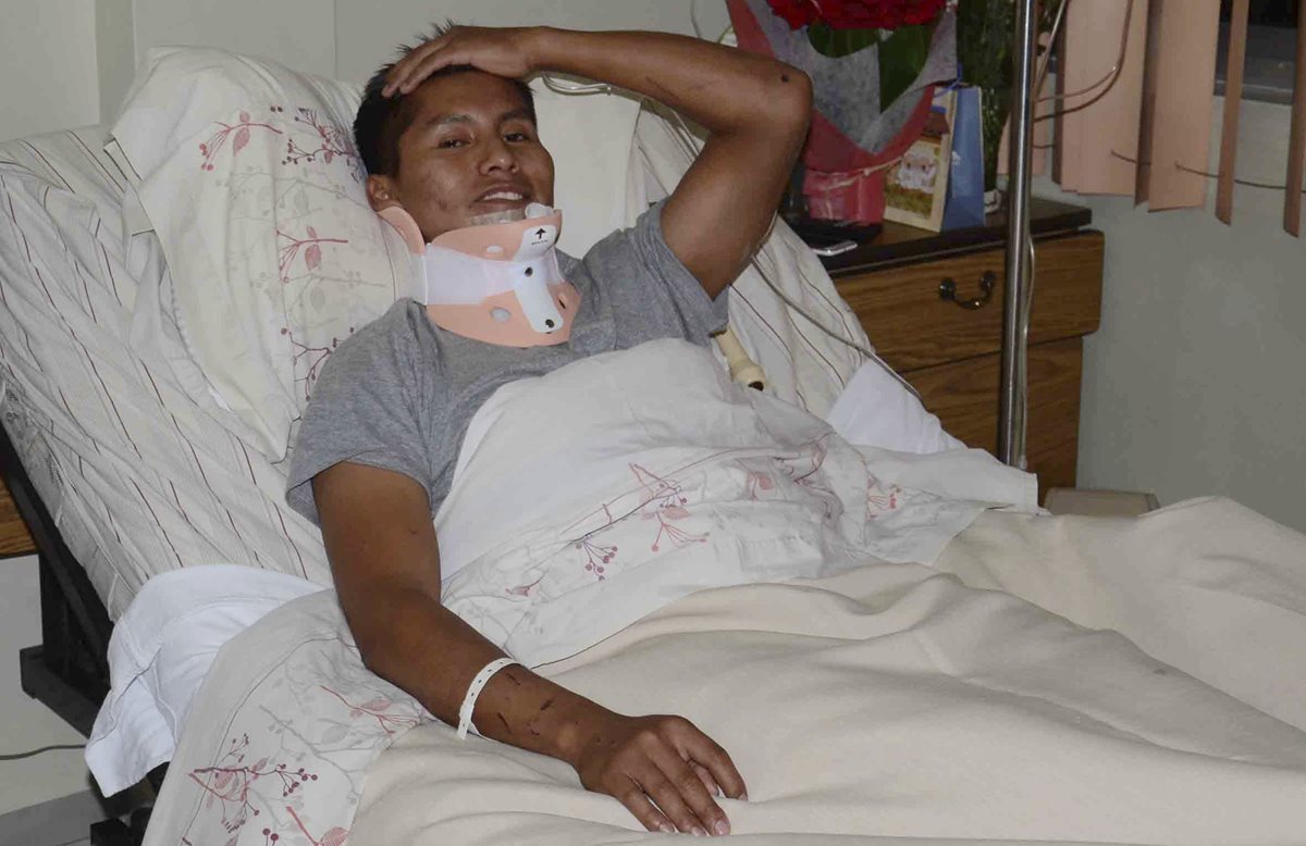 El técnico aeronaútico Erwin Tumiri se recupera en un hospital de Bolivia. (Foto Prensa Libre: AP)