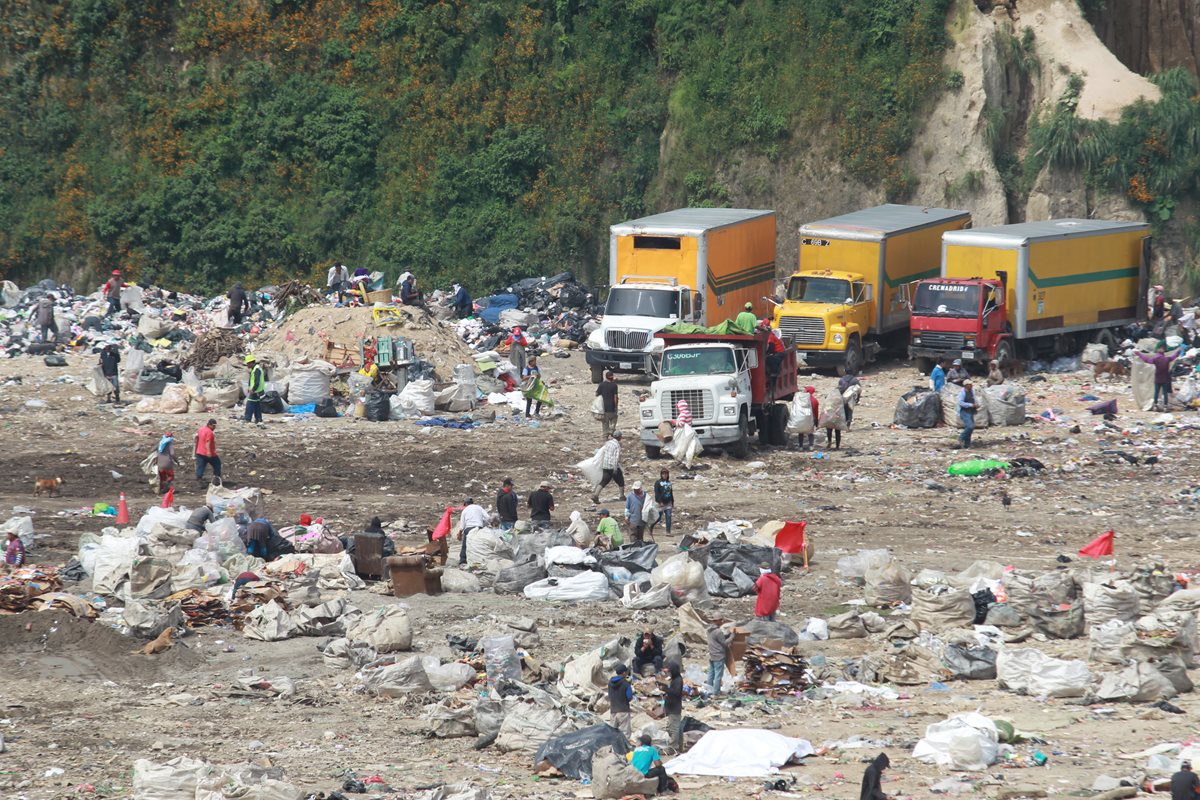 Recolectores de basura trabajan con normalidad en la zona 3 capitalina. Sin embargo, el 14 de septiembre último el servicio fue paralizado durante varios días en distintas zonas de la capital y Mixco. (Foto Prensa Libre: Estuardo Paredes)