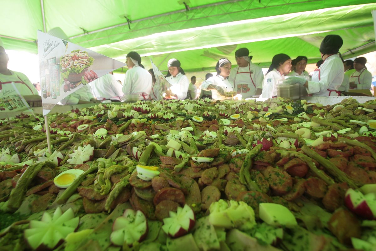 Dos mil libras de fiambre se prepararon este domingo en busca de un récord. (Foto Prensa Libre: Érick Ávila)