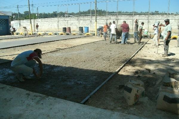 Grupo de jóvenes construye  parte  de la cancha polideportiva en  Quiriguá, Los Amates, Izabal.
