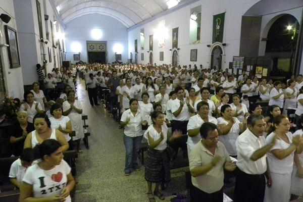 Feligreses participaron en una vigilia en la iglesia San Bartolomé, en Mazatenango, luego de una caminata para pedir por la paz. (Foto Prensa Libre: Omar Morales)<br _mce_bogus="1"/>