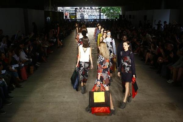 El intenso colorido de los diseños del brasileño Alexandre Herchcovitch brillaron en Sao Paulo. (Foto Prensa Libre: AFP)