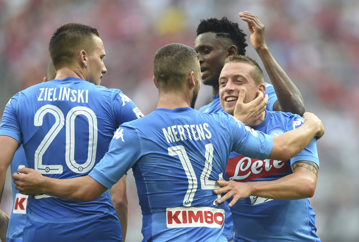 Jugadores del Nápoles festejan el triunfo de su equipo frente al Bayern Múnich. (Foto Prensa Libre: AFP)