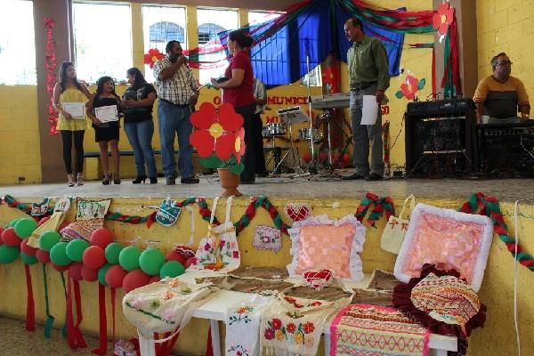 productos que elaboraron se exhiben  en el salón municipal de Casillas, Santa Rosa.