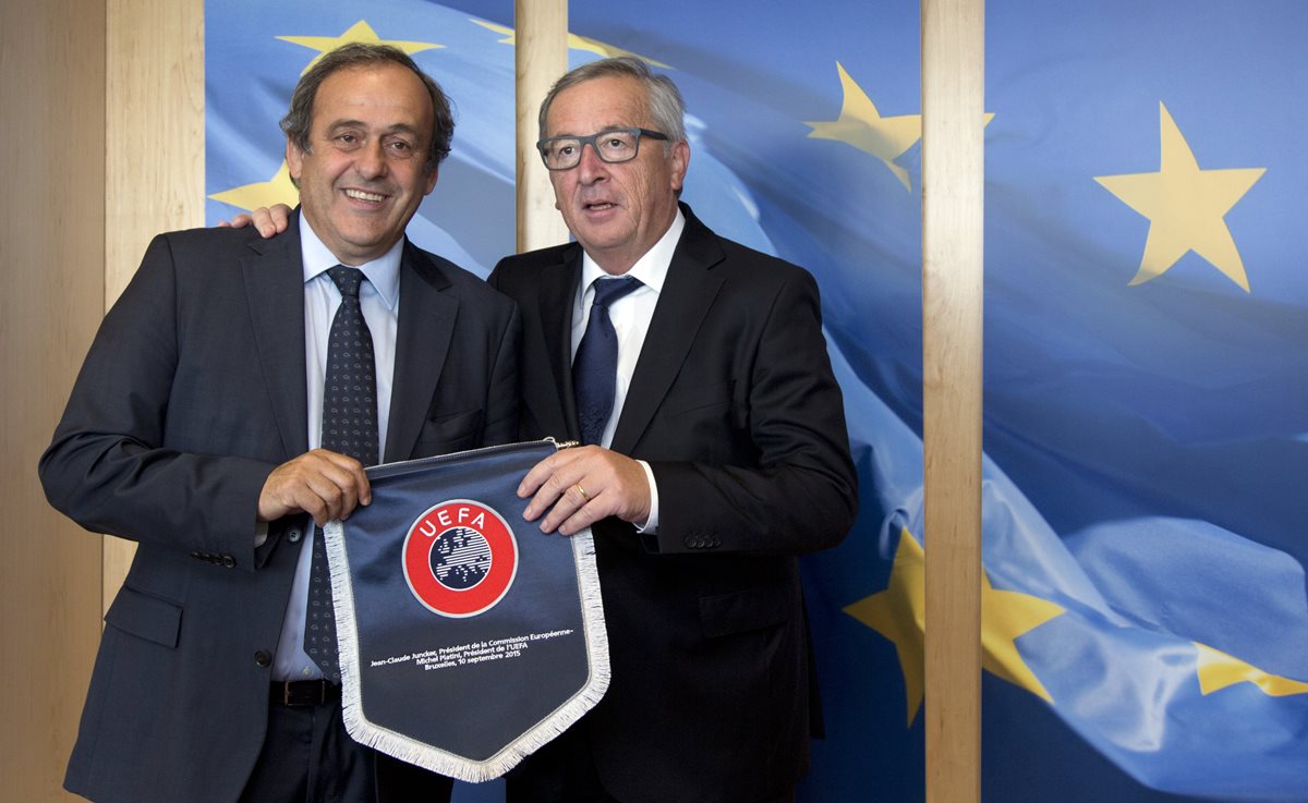 El presidente de la Comisión Europea, Jean Claude Juncker, posa junto al presidente de la UEFA, Michel Platini. (Foto Prensa Libre: AP)