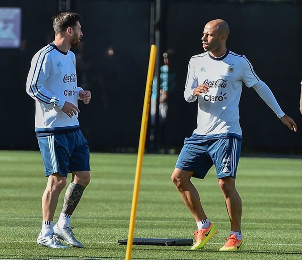 Javier Mascherano (d) y Lionel Messi (i) son los líderes de la Albiceleste en la Copa América Centenario (Foto Prensa Libre: AFP)