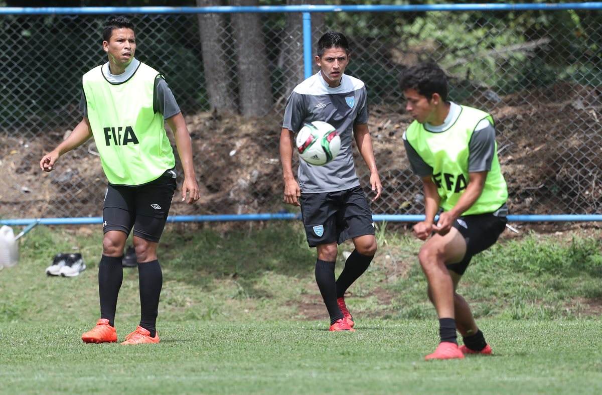 Fredy López, al centro, durante el entrenamiento de la Bicolor. (Foto Prensa Libre: Francisco Sánchez)