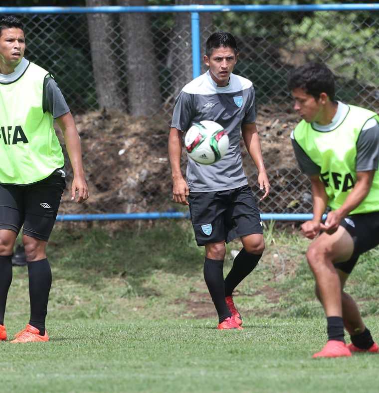 Fredy López, al centro, durante el entrenamiento de la Bicolor. (Foto Prensa Libre: Francisco Sánchez)
