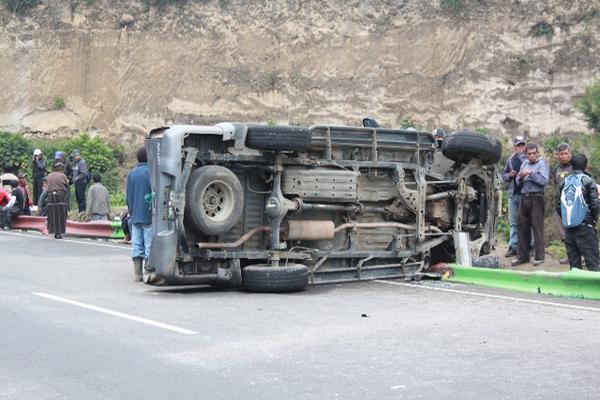 Picop que volcó en el kilómetro 160.5 de la ruta Interamericana, Nahualá, Sololá. (Foto Prensa Libre: Ángel Julajuj) <br _mce_bogus="1"/>