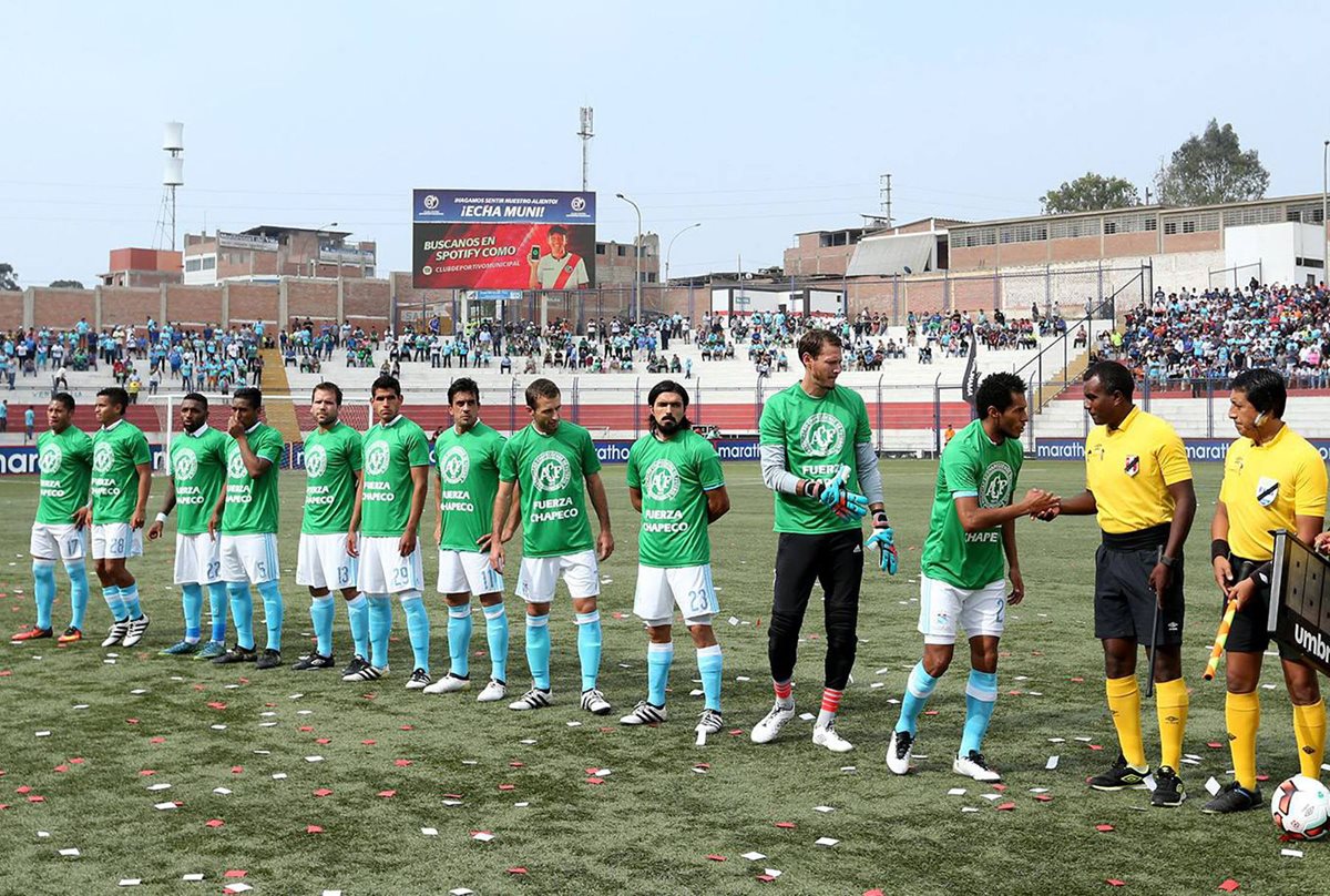 Los jugadores del Sporting Cristal lucen las camisetas verdes. (Foto Prensa Libre: EFE)