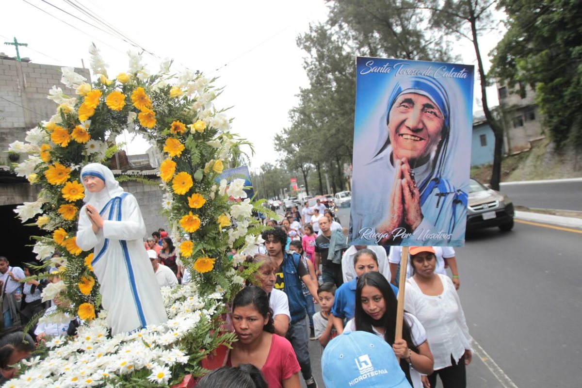 Con una caminata guatemaltecos celebran canonización (Foto Prensa Libre: Érick Ávila)