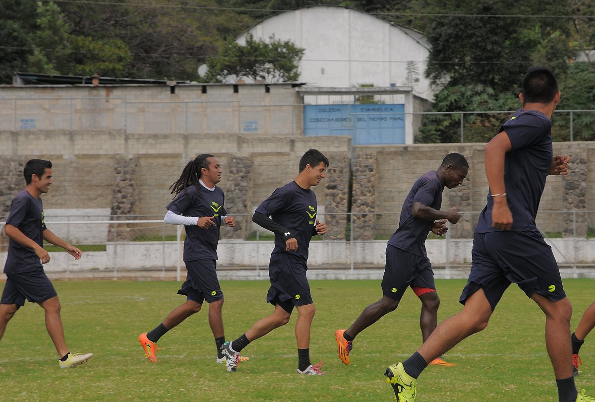 Alejandro Matías Díaz conduce el balón durante el entrenamiento en Santa Catarina Barahona, Sacatepéquez. (Foto Prensa Libre: Carlos Vicente)