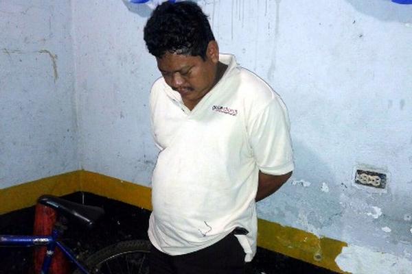 Rudy García López, de 47 años, es detenido porque presuntamente estafó a un comerciante en Quetzaltenango. (Foto Prensa Libre: Rolando Miranda).