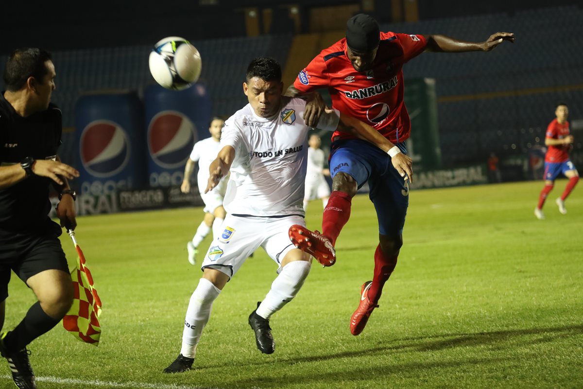 Betancourt y Dennis López chocan por el balón. (Foto Prensa Libre: Esbin García).