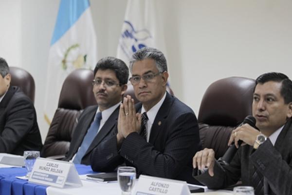Omar Franco, intendente de Recaudación; Carlos Muñoz, jefe de la SAT; y Alfonso Castillo, intendente jurídico.