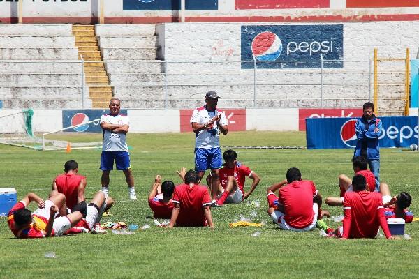 Héctor Trujillo buscará con sus dirigidos superar mañana a Municipal para ascender en la tabla de posiciones. (Foto Prensa Libre: Alexander Coyoy)