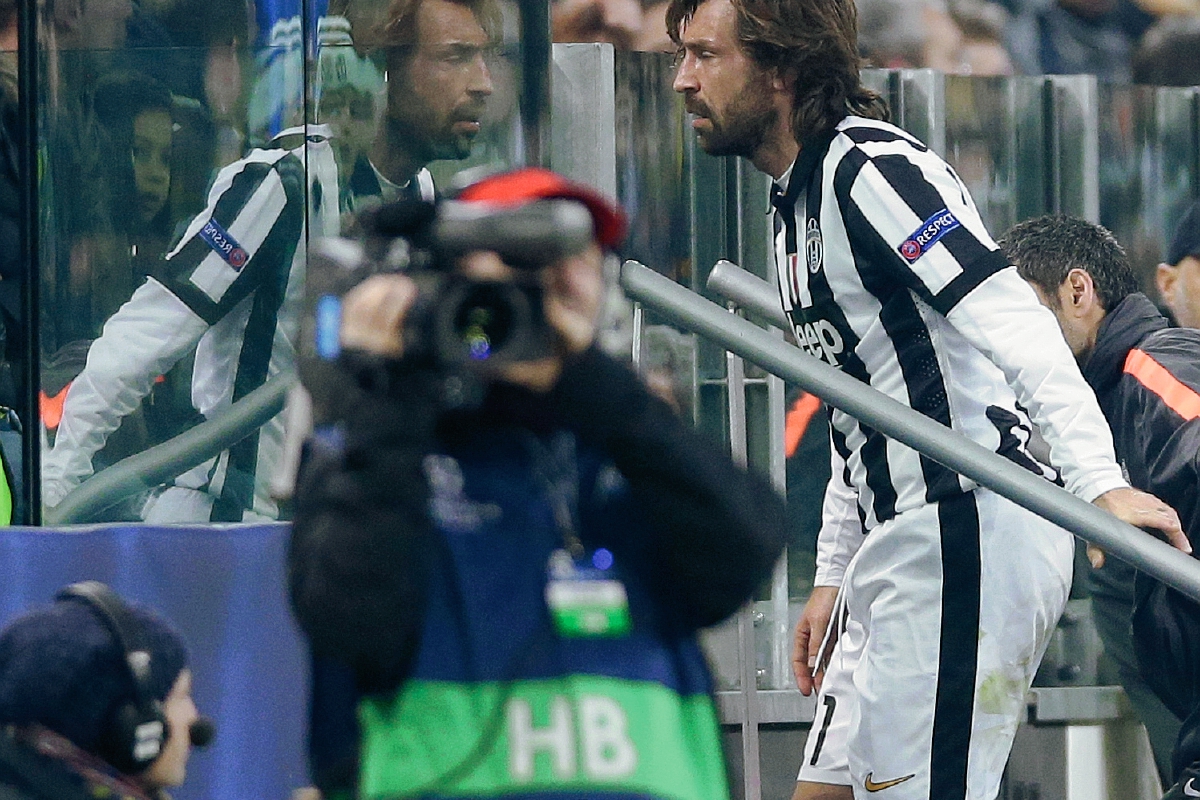 Pirlo al momento en el que se retiró del campo durante el partido ante el Borussia. (Foto Prensa Libre:AP)