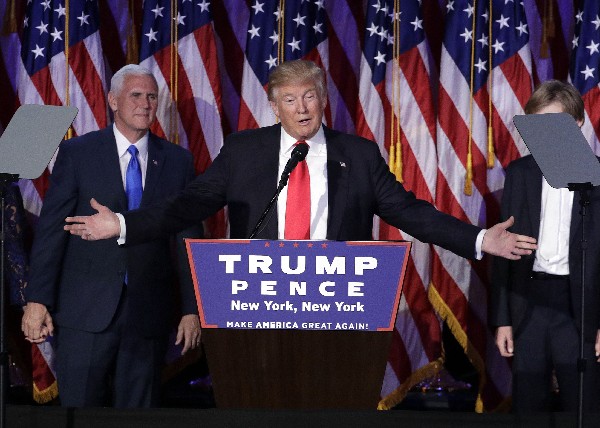 Donald Trump acompañado de vicepresidente Mike Pence saludan a partidarios. (Foto Prensa Libre: AFP)