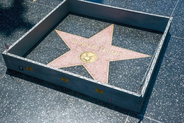 Le ponen un muro a la estrella de Donald Trump. (Foto Prensa Libre: EFE)