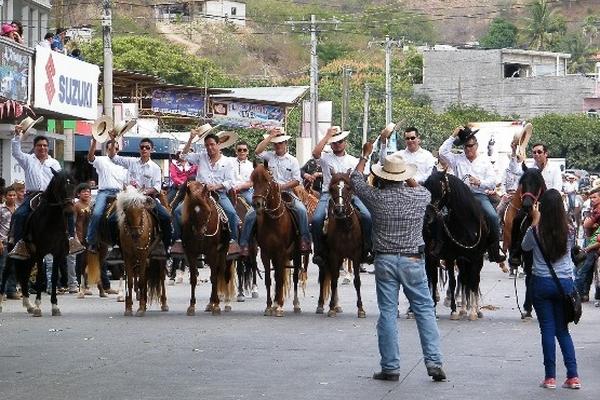 Asistentes aprovecharon la oportunidad para tomar fotografías del evento.(Foto Prensa Libre: Héctor Contreras)