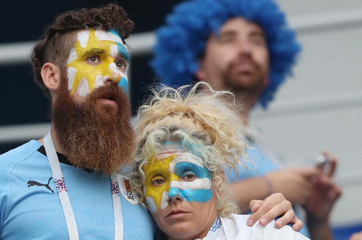La afición uruguaya muestra su tristeza tras la eliminación del Mundial. (Foto Prensa Libre: EFE)