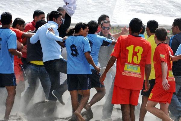 Jugadores y parte del público participaron en una gresca. (Foto Prensa Libre: Max Pérez)