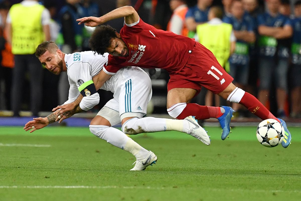 Este fue el momento en el que Mohamed Salah se lesionó, en una acción con Sergio Ramos. (Foto Prensa Libre: AFP)