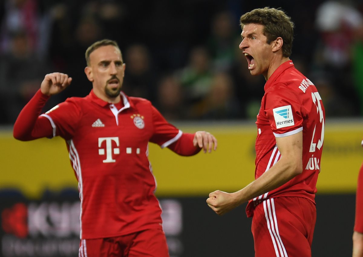 Thomas Müller celebra después de anotar el gol de la victoria del Bayern Múnich contra el Mönchengladbach. (Foto Prensa Libre: AFP).