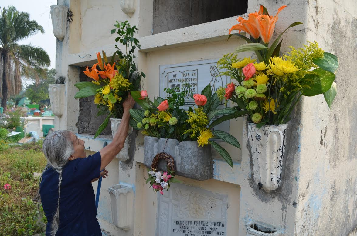 Pobladores de la cabecera de Retalhuleu visitan el cementerio para adornar por el Día de la Madre. (Foto Prensa Libre: Jorge Tizol)