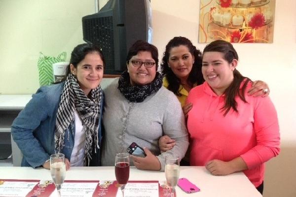 Claudia Marroquín, Luz Hernández, Eva García, instructora, y Marielisse Flores. (Foto Prensa Libre: Edwin Castro)