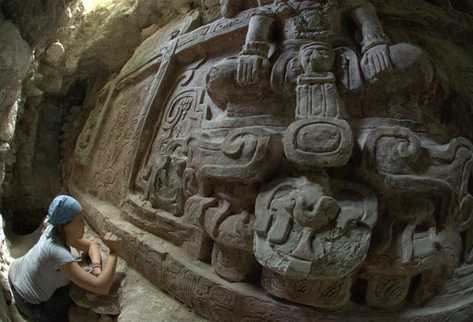 La arqueóloga Anya Shetler trabaja en el yacimiento arqueológico de Holmul en la selva de Petén, donde se localizó un friso de 1 mil 413 años. (Foto Prensa Libre: AFP)