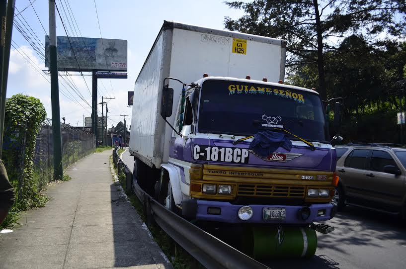 El camión cargado de maíz, se habría quedado sin frenos y atropelló a la mujer y su hija. (Foto Prensa Libre: Cortesía CBV)