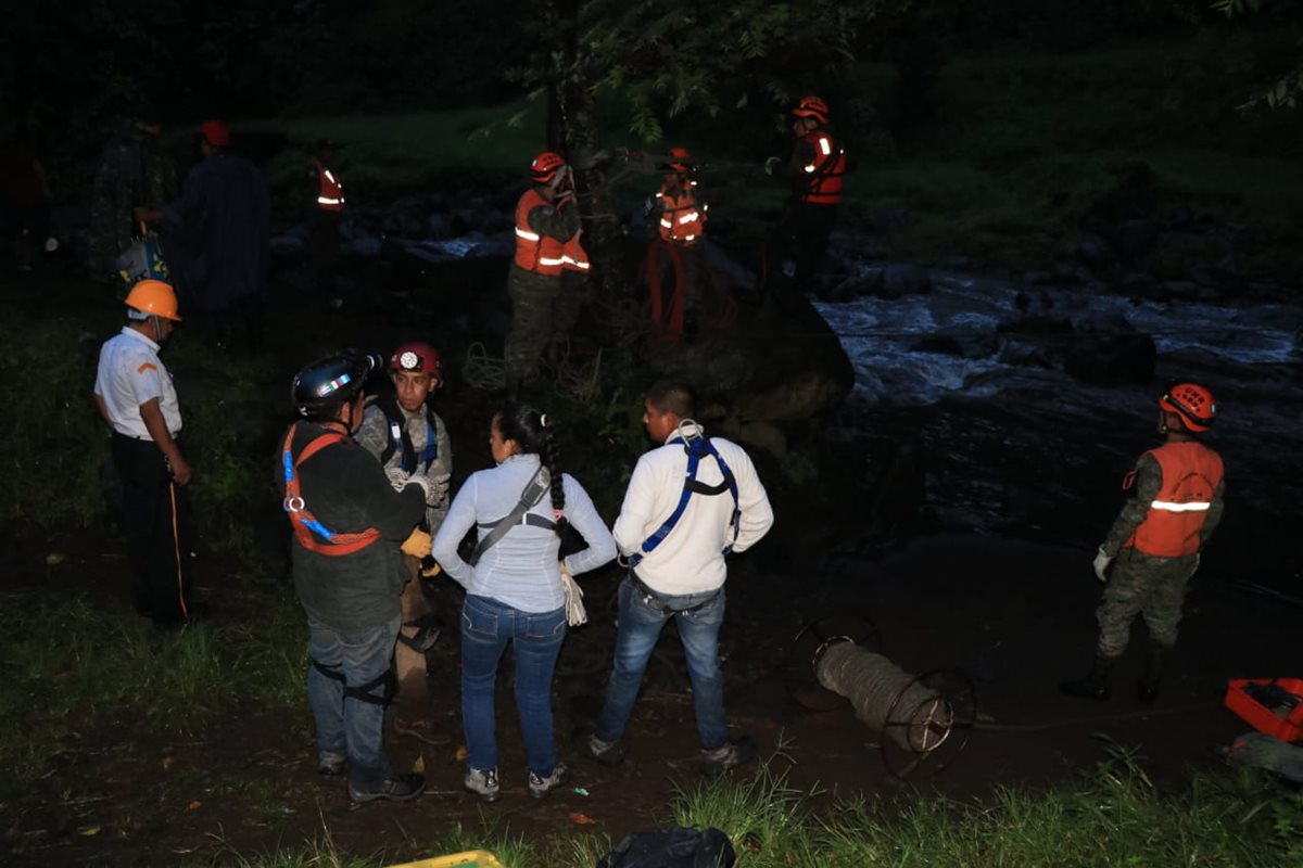 Las tareas de rescate se dificultaros debido a la oscuridad. (Foto Prensa Libre: Carlos Paredes)