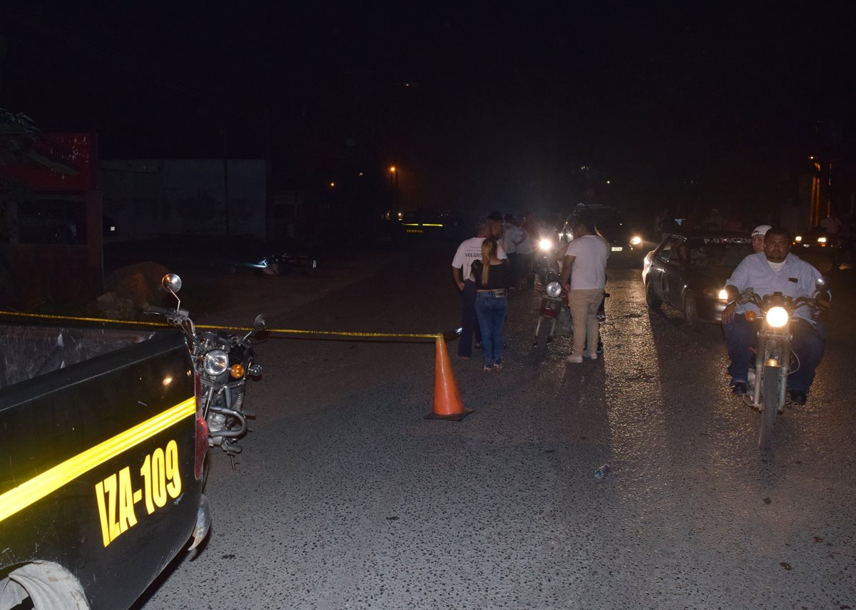 Agentes de la PNC recaban evidencias en el lugar donde un hombre murió baleado, en Puerto Barrios, Izabal. (Foto Prensa Libre: Dony Stewart)