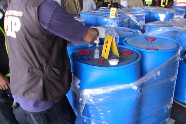 Decomisan supuestos precursores que venían procedentes de China, y dirigidos a una empresa ubicada en la zona 1. (Foto Prensa Libre: MINGOB)<br _mce_bogus="1"/>