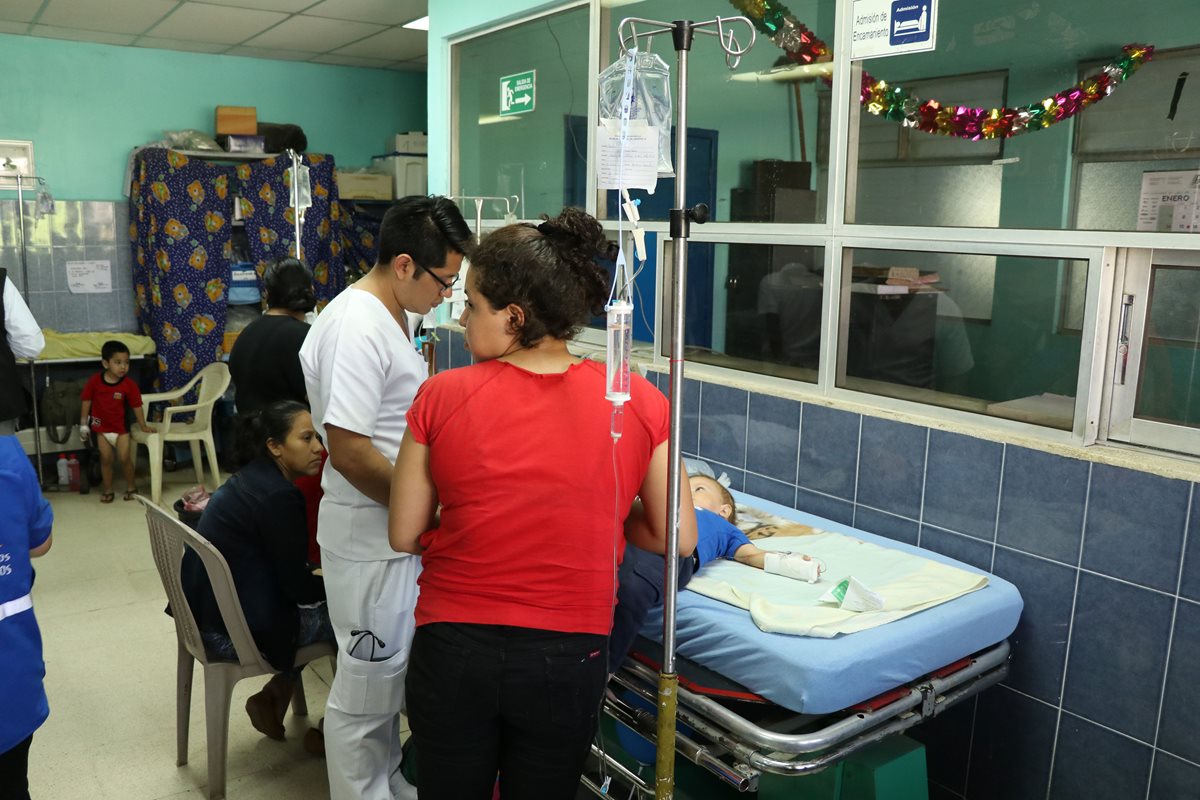 El Hospital Regional de Escuintla atiende a gran cantidad de personas, por lo que usuarios piden dotarlo de más recursos. (Foto Prensa Libre: Enrique Paredes).