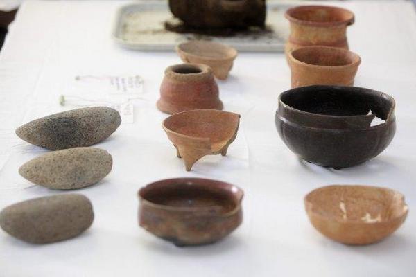 Vasijas y cuencos de cerámica precolombinos del sitio arqueológico Nuevo Lourdes, se exhiben en el Museo Nacional de Antropología de San Salvador.  (Foto Prensa Libre: EFE)