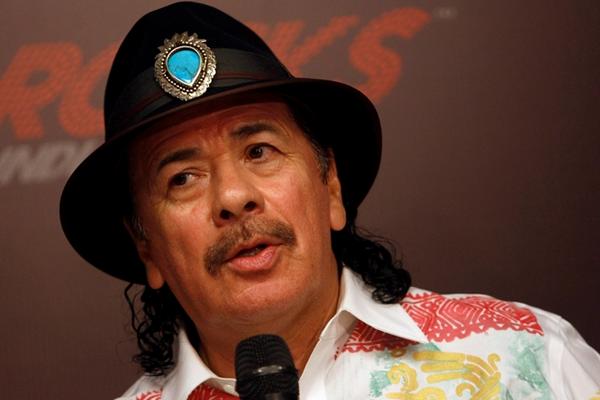 El mexicano Carlos Santana se acompañará de otras estrellas de la música para cantar en la clausura del mundial. (Foto Prensa Libre: AP)