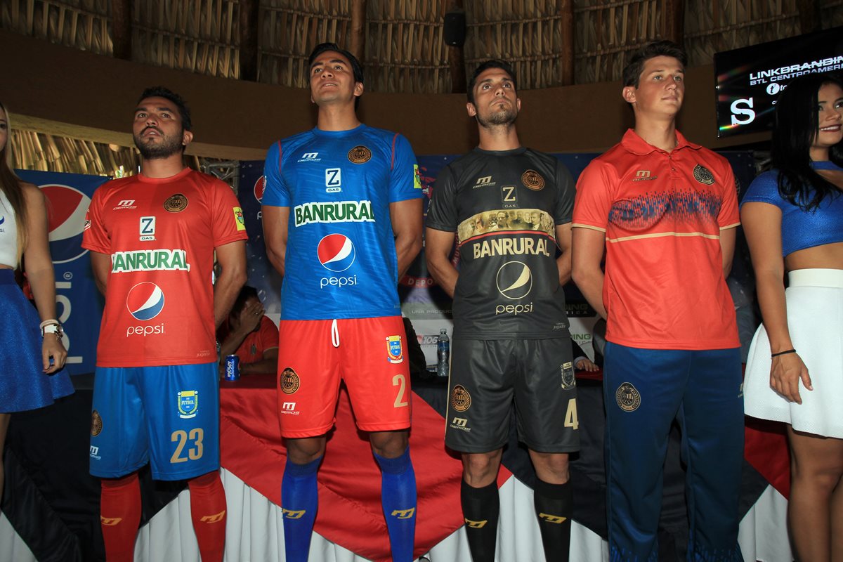 Los jugadores rojos posan con la nueva indumentaria. (Foto Prensa Libre: Carlos Vicente)