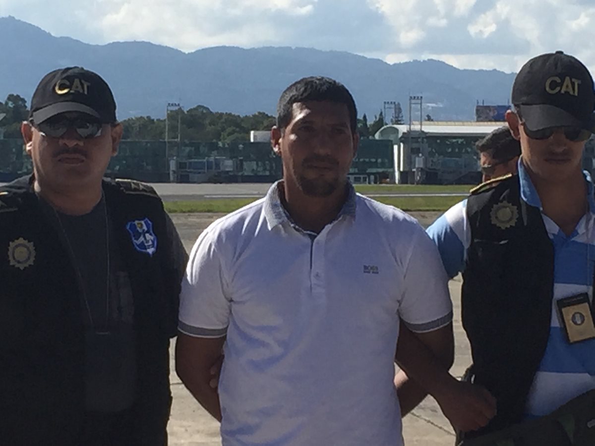El presunto narcotraficante a su llegada a la Fuerza Aérea Guatemalteca para ser trasladado a la Torre de Tribunales. (Foto Prensa Libre: Mingob)