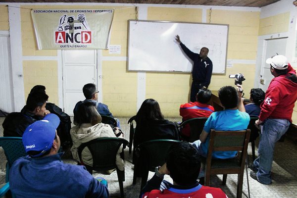 Hernán Medford compartió con periodistas locales. (Foto Prensa Libre: Carlos Ventura)