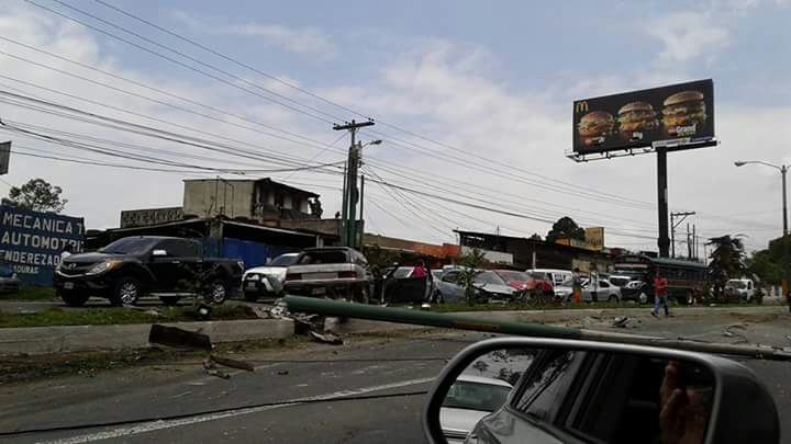 El accidente dejó restos de vehículos y un poste que obstruye el paso de vehículos. (Foto Prensa Libre: Cortesía)
