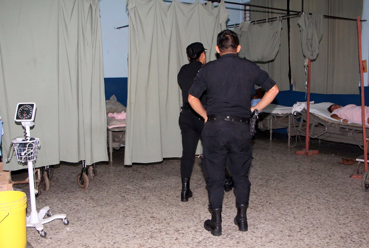 Heridos en ataque armado son trasladados al Hospital Nacional de Retalhuleu. (Foto Prensa Libre: Rolando Miranda)