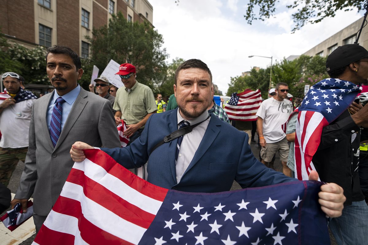 El supremacista blanco Jason Kessler y miembros de la marcha de la derecha hacia la Casa Blanca (Foto Prensa Libre: EFE)
